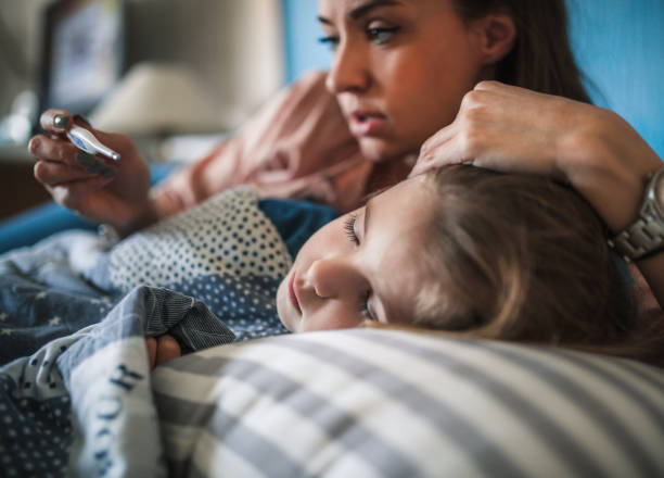 mesurer la température sur le covide de l’enfant malade -19 concept - fièvre photos et images de collection