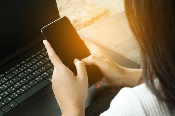 imagem cortada de mulher de negócios profissional trabalhando em home office via laptop, gerente usando conceito de processo de trabalho portátil dispositivo de computador - mobile internet - fotografias e filmes do acervo