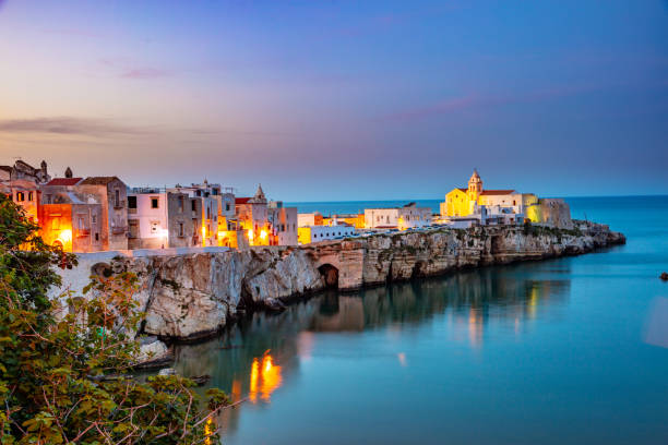 夕暮れ時の海岸沿いの旧市街、ヴィエステ、プーリア、イタリア - foggia province ストックフォトと画像