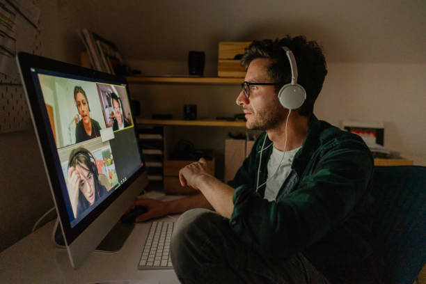 fare una videoconferenza con i colleghi - isolating foto e immagini stock