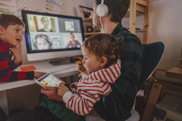 avoir une vidéoconférence téléphonique de la maison - home worker photos et images de collection