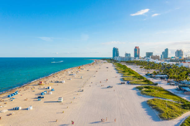 вид с воздуха на город майами с пляжем, флорида, сша - miami florida стоковые фото и изображения