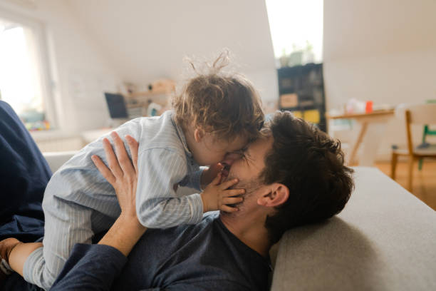 morning in our home - love fathers fathers day baby imagens e fotografias de stock