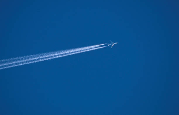 구름없이 맑고 푸른 하늘에 대한 제트 비행기 응축 흔적 - con trail 뉴스 사진 이미지