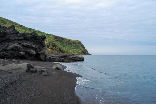 스트롬볼리 화산 섬의 검은 모래 해변 - black sand beach scenics sand 뉴스 사진 이미지