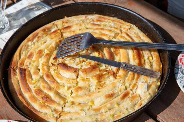 traditionelles essen von burek auf dem teller, bosnien und herzegowina - filo pastry stock-fotos und bilder