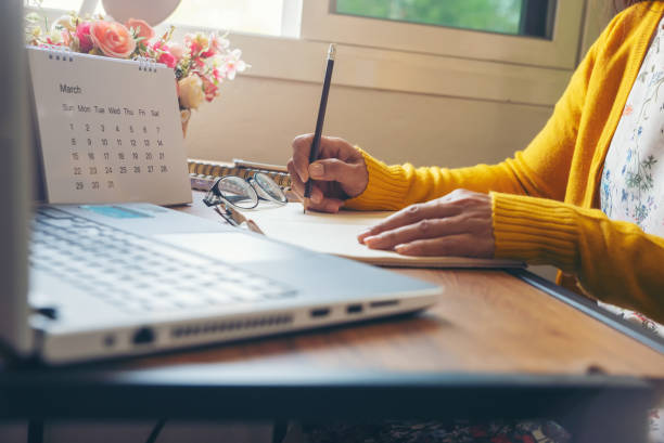 calendar reminder event concept - old fashioned desk student book imagens e fotografias de stock