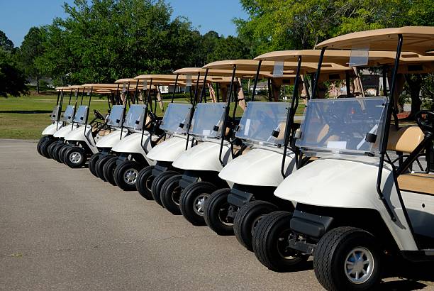 linie von golf-carts - traditionelle sportarten stock-fotos und bilder