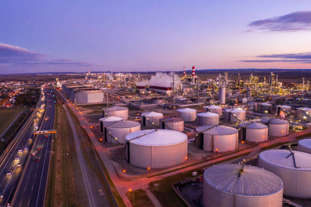 widok z lotu ptaka na rafinerię ropy o zachodzie słońca. - fuel storage tank zdjęcia i obrazy z banku zdjęć