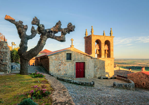 igreja matriz aus castelo rodrigo, portugal. - guarda stock-fotos und bilder