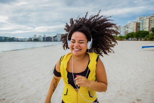 ejercicio de mujer deportiva brasileña feliz - relaxation exercise audio fotografías e imágenes de stock