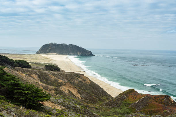 une belle vue sur la côte californienne - big sur - carmel bay photos et images de collection