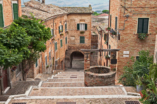 corinaldo, ancona, marche, italie : le long escalier de l’ancien village - old fashioned staircase antique antiquities photos et images de collection