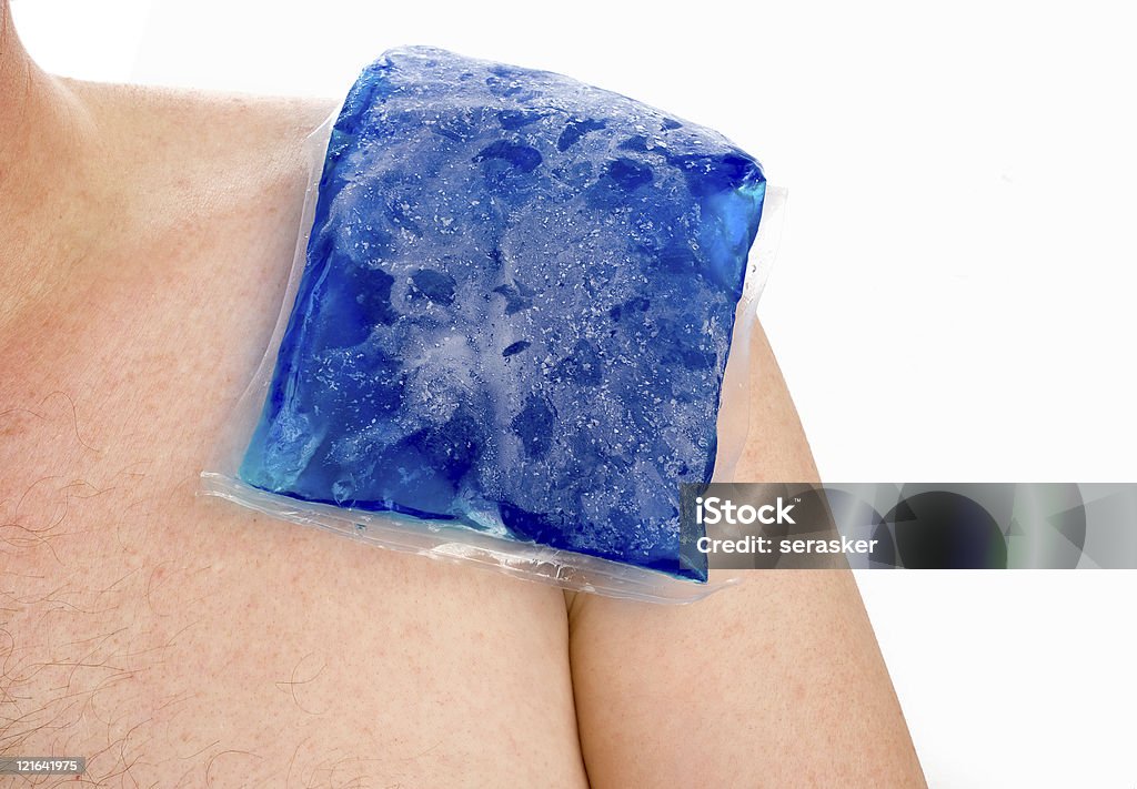 Ice sulla spalla - Foto stock royalty-free di Borsa del ghiaccio - Fornitura medica