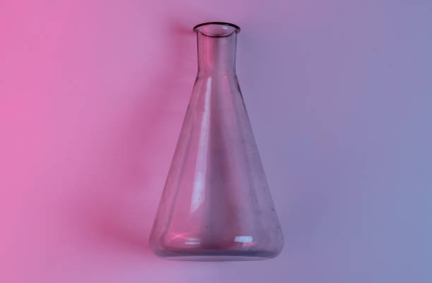 kolba laboratoryjna. neon blue pink night light. widok z góry - test tube glass reagent red zdjęcia i obrazy z banku zdjęć