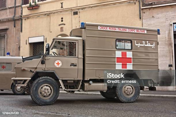 Photo libre de droit de Ambulance Militaire Italienne Iveco Vm 90 Vétéran De Lirak banque d'images et plus d'images libres de droit de Accident et désastre