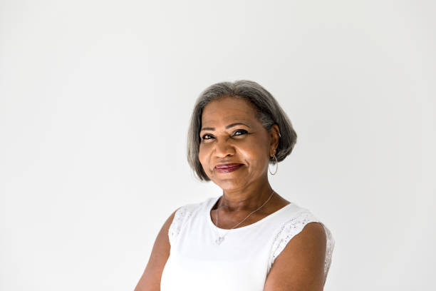 mujer afroamericana confiada - grandmother standing senior women senior adult fotografías e imágenes de stock