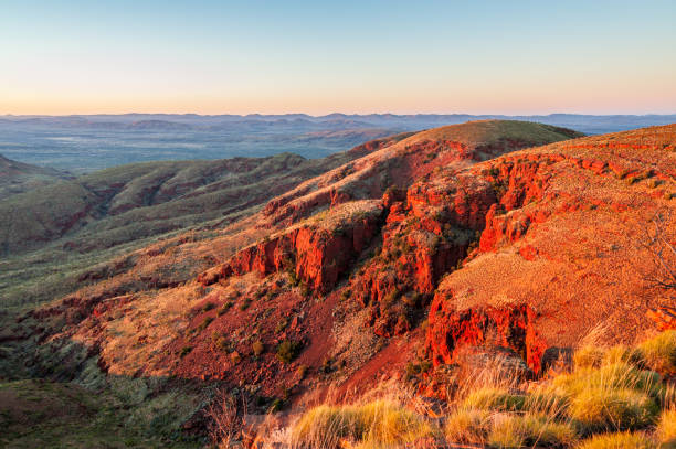 mt meharry o zachodzie słońca - park narodowy karijini - the pilbara zdjęcia i obrazy z banku zdjęć