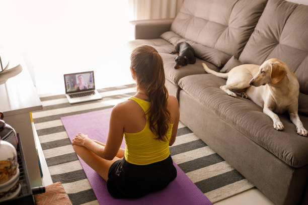 donna che pratica yoga in videoconferenza - yoga meeting foto e immagini stock