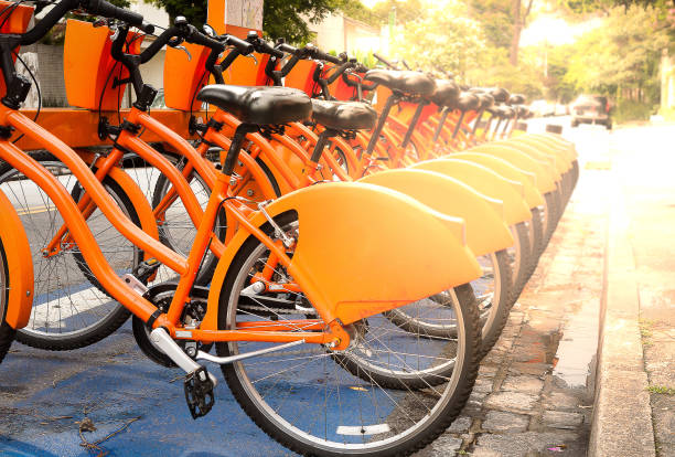 louer et partager des vélos stationnés dans la rue - location vélo photos et images de collection