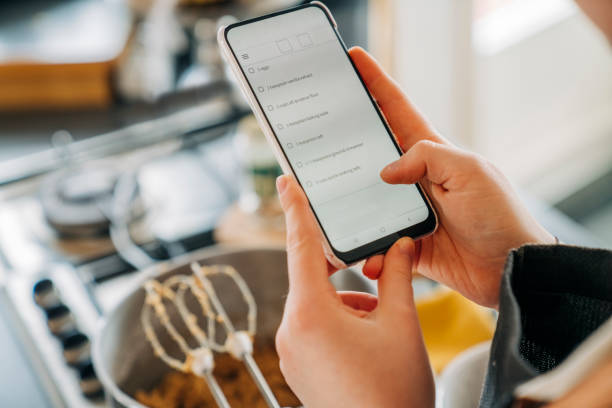 Using mobile phone to search internet for online recipe