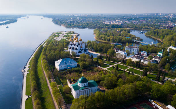 veduta aerea di yaroslavl con parco strelka e cattedrale dell'assunzione - yaroslavl russia religion church foto e immagini stock