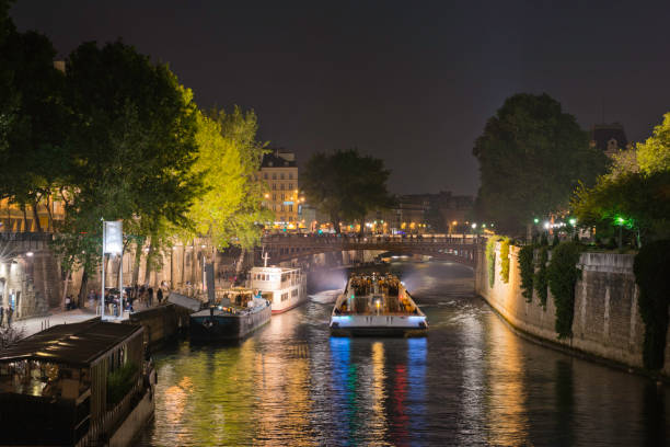 夜のセイン川。パリ - paris france notre dame night ile de la cite ストックフォトと画像