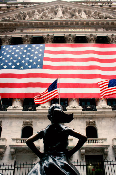 wall street/stock exchange girl à new york city fermée pour coronavirus covid-19 pandémie - nasdaq dow jones industrial average stock market finance photos et images de collection