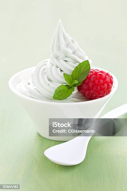 Gelato Alla Menta - Fotografie stock e altre immagini di Cibi surgelati - Cibi surgelati, Cibo, Composizione verticale