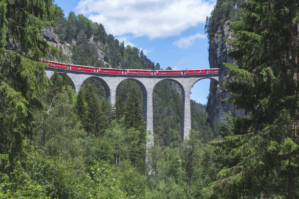 viaduto landwasser da estrada de ferro rhaetian, filisur, cantão de grisons, suíça - graubunden canton fotos - fotografias e filmes do acervo