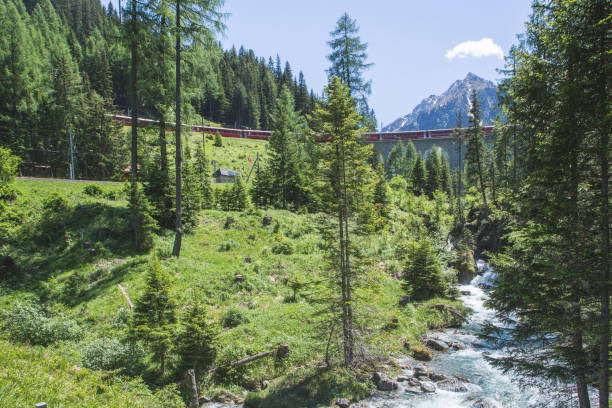 bernina express, viajando de lugano para st. moritz - graubunden canton fotos - fotografias e filmes do acervo