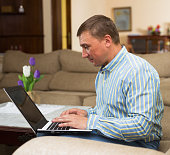 mann-mit-laptop-beim-ausf%C3%BCllen-von-papieren.jpg?b=1&s=170x170&k=20&c=cK8qqkphItfrrPViQobXQlpCuSnDA-DTVY_WqVnl9W8=
