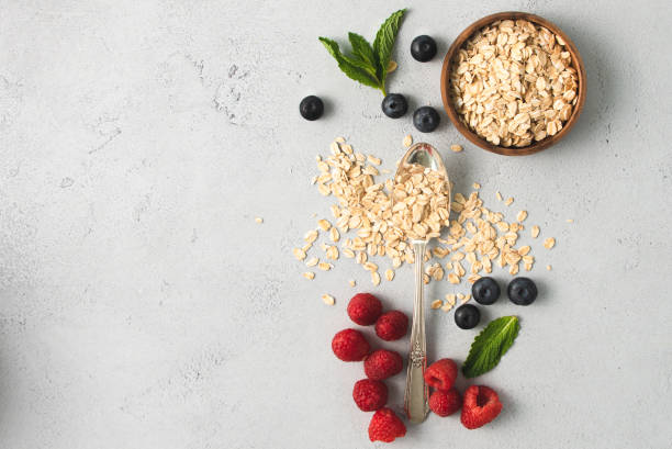 organiczne jagody, płatki owsiane i liście mennicy we współczesnej kompozycji - oatmeal breakfast healthy eating food zdjęcia i obrazy z banku zdjęć