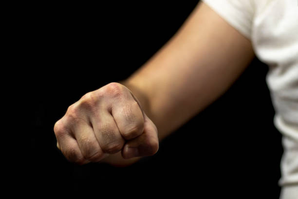 męska pięść z bliska na czarnym tle. - fist fighting domestic violence violence zdjęcia i obrazy z banku zdjęć