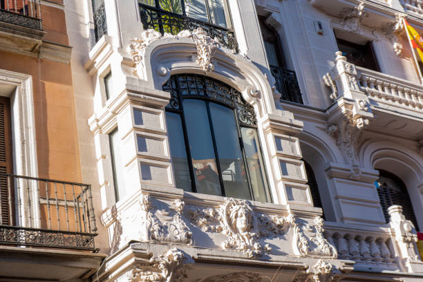 nahaufnahme der fassade eines klassischen gebäudeim zentrum von madrid, spanien. - architecture classic close up office building stock-fotos und bilder