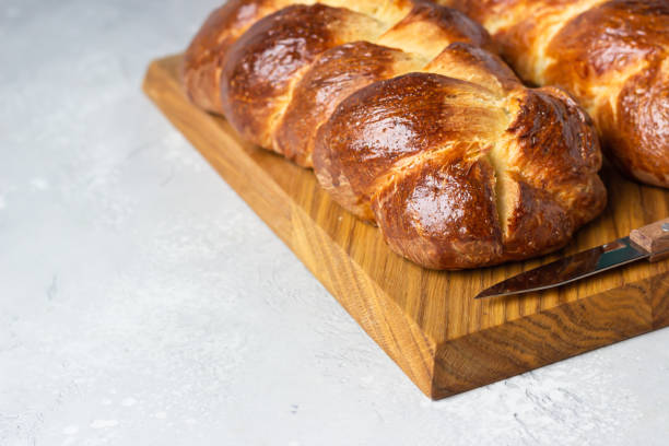 domowy chleb challah lub cozonac na drewnianej desce, jasnoszare kamienne tło. szabat, żydowski tradycyjny chleb. piekarnia wielkanocna. - hanukkah loaf of bread food bread zdjęcia i obrazy z banku zdjęć