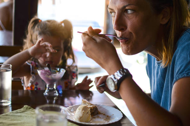 kuvapankkikuvat ja rojaltivapaat kuvat aiheesta onnelliset tytöt syövät jäätelöä - food bar