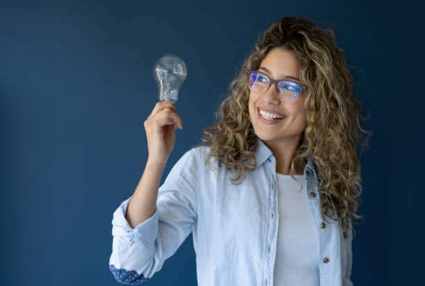 kreative frau im büro mit einer idee - pensive business person looking up ideas stock-fotos und bilder