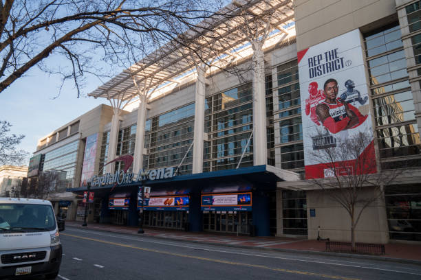 ingresso alla capital one arena con pubblicità della squadra nba di basket nba dei wizards - nba foto e immagini stock