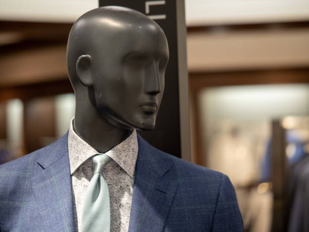 мужской манекен фигура позирует с красочным костюмом в универмаге - department store suit mannequin clothing стоковые фото и изображения