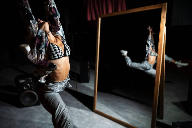 je peux voler ! - flying contemporary dancing dancer photos et images de collection