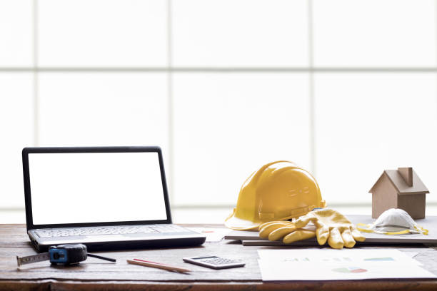 casco de ingeniero civil y portátil - computer construction using laptop construction site fotografías e imágenes de stock