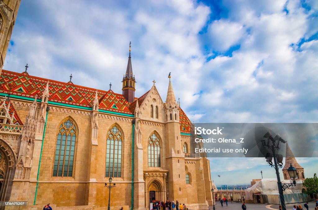 Iglesia De San Matías En El Bastión De Los Pescadores En Budapest Hungría Foto de stock y más banco de imágenes de Aire libre - iStock Iglesia De San Matías En El Bastión De Los Pescadores En Budapest Hungría Foto de stock y más banco de imágenes de Aire libre - iStock