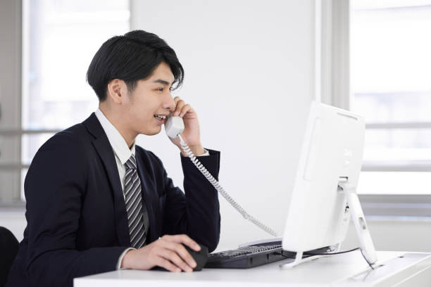 日本人男性ビジネスマン - 話す ストックフォトと画像