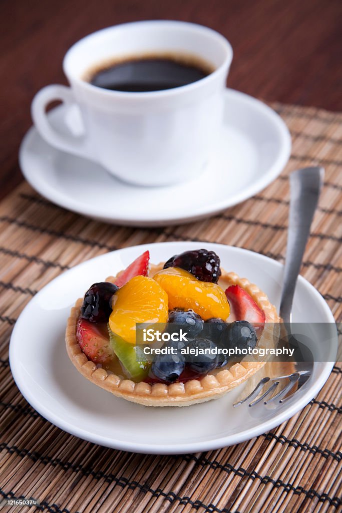 Pastel de frutas y café - Foto de stock de Al horno libre de derechos