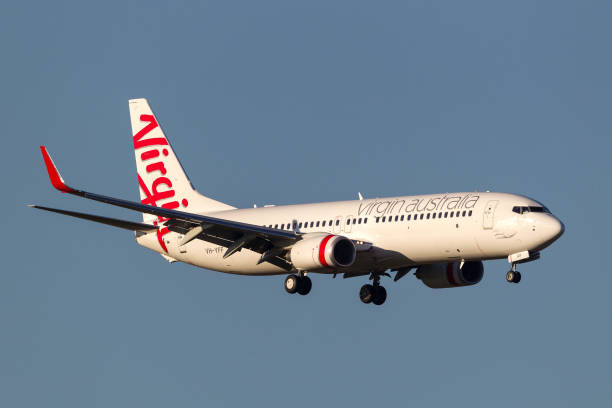 virgin australia airlines boeing 737-8fe vh-yff sur l’approche de l’atterrissage à l’aéroport international de melbourne. - virgin group photos et images de collection
