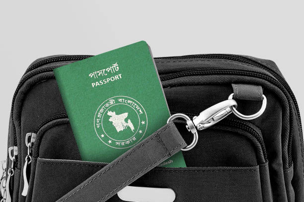 feche acima do passaporte bangladesh no bolso black travel bag - global business passport transportation italy - fotografias e filmes do acervo