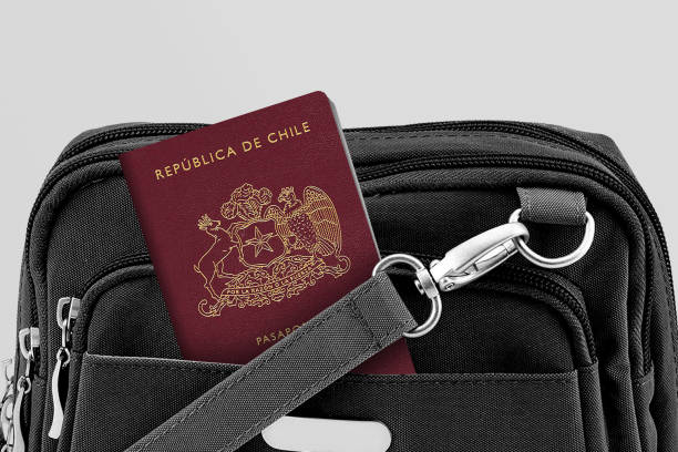 close-up do passaporte do chile no bolso black travel bag - global business passport transportation italy - fotografias e filmes do acervo