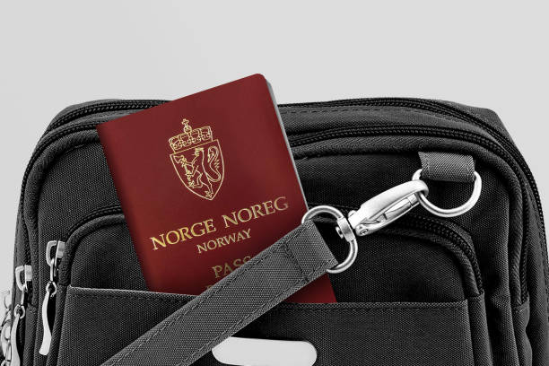 feche acima do passaporte da noruega no bolso black travel bag - global business passport transportation italy - fotografias e filmes do acervo