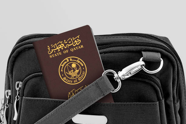 close-up do passaporte do catar no bolso black travel bag - global business passport transportation italy - fotografias e filmes do acervo